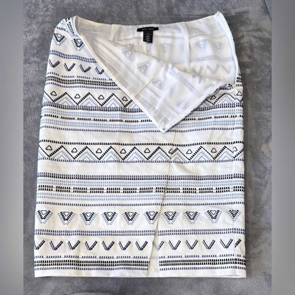 White House Black Market Embroidered Pencil Skirt - Picture 5 of 9